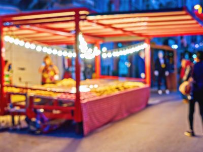 defocused-crowd-of-people-during-christmas-fair-an-2023-11-27-05-13-10-utc